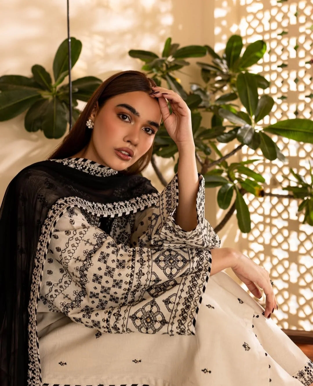 Arfa Embroidery Stiched 3pcs Cotton Lawn and Crinkle Chiffon Duppata